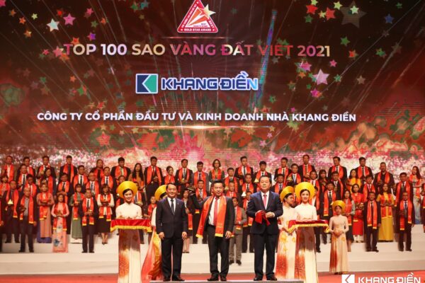 Đại diện công ty Khang Điền vinh dự nhận giải thưởng từ ban tổ chức Sao vàng đất việt - Khang Điền HCM