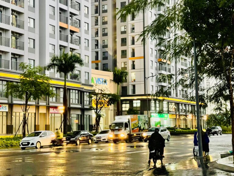 Khung cảnh chạng vạng trong cơn mưa đầu mùa tại Lovera Vista Bình Chánh - Khang Điền HCM