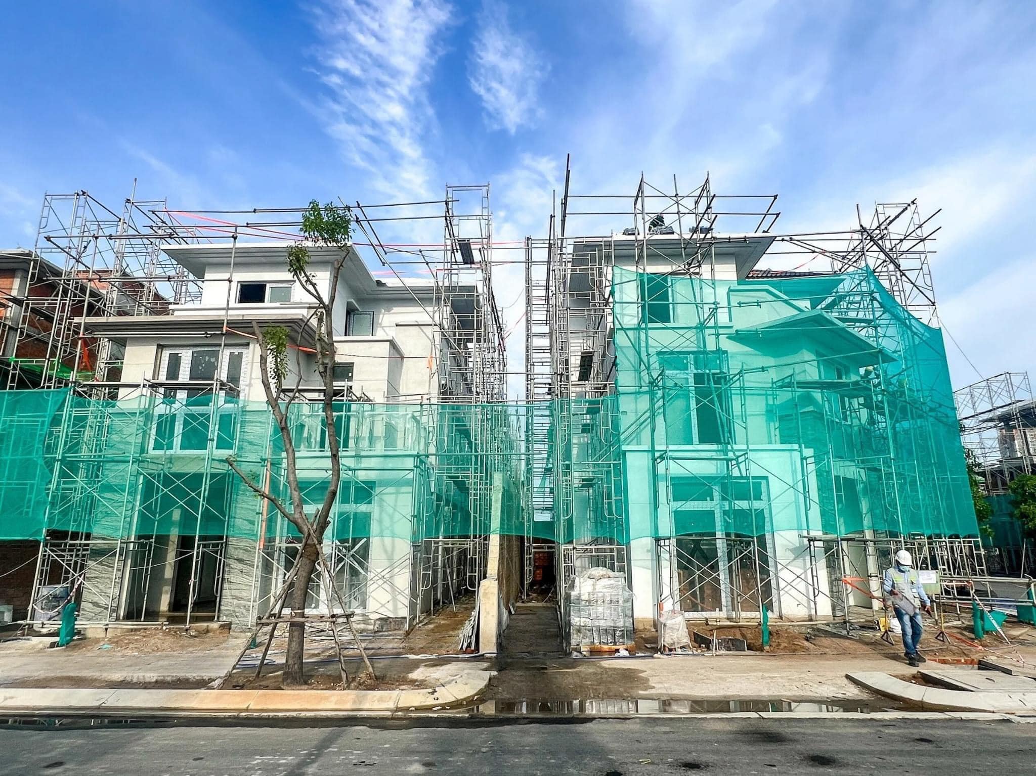 Phía trước căn biệt thự Foresta Khang Điền đang hoàn thiện xây dựng